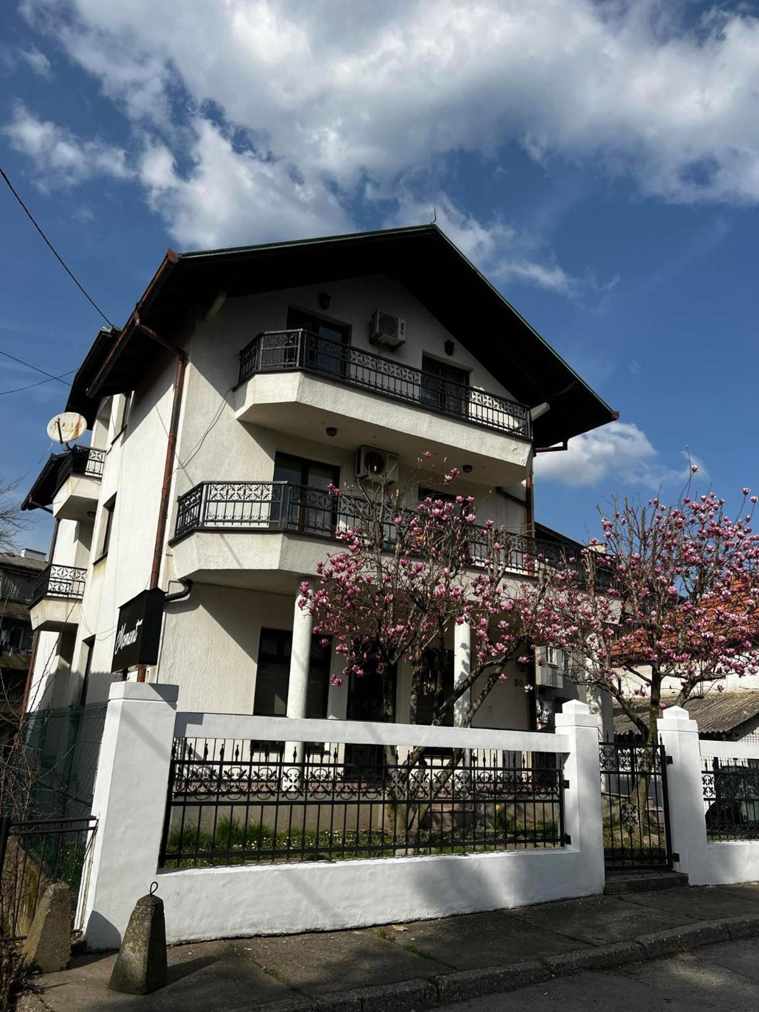 Hostel Tuzla Bagian luar foto